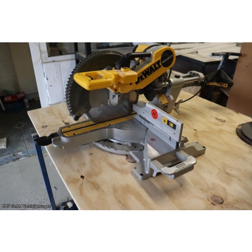 Kapp- und Gehrungssäge DeWalt DWS780 -QS