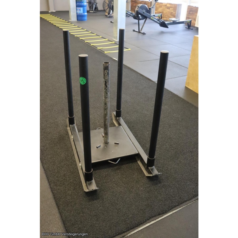 Fitness-Trainingsbereich mit Kunstrasenbahn und Gewichtsschlitten