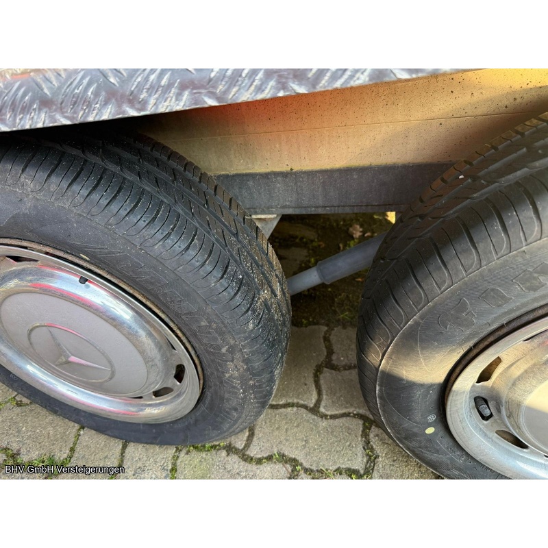 Kofferanhänger mit Rampe und Aufstelldach