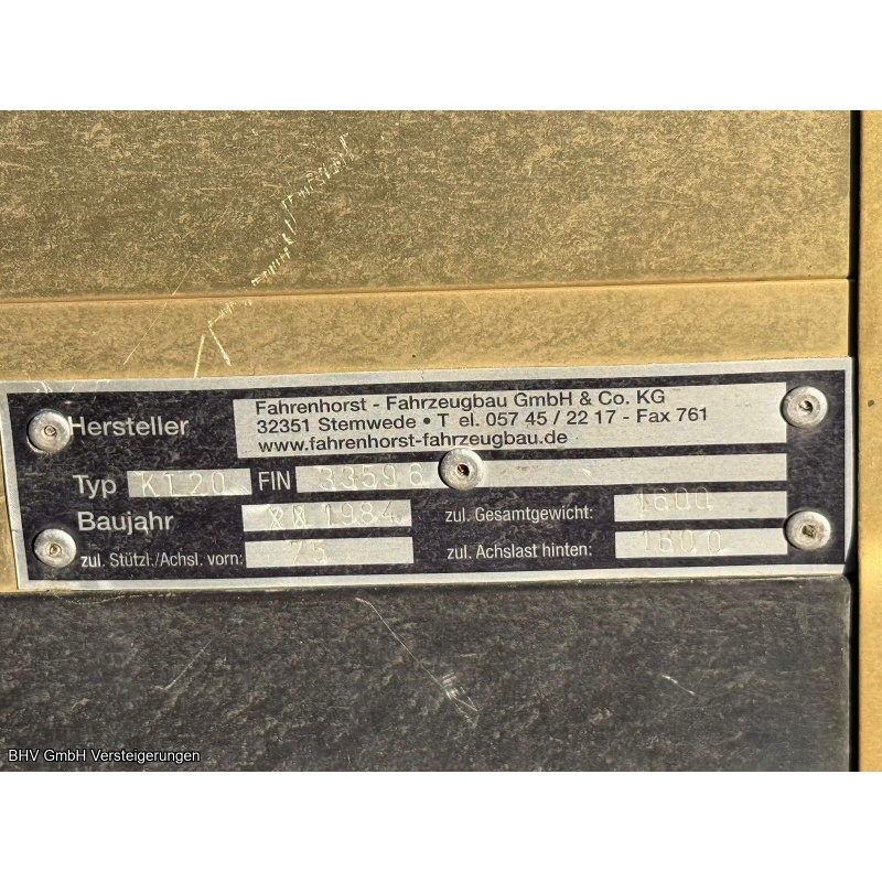 Kofferanhänger mit Rampe und Aufstelldach