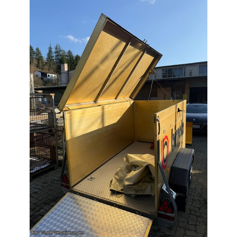 Kofferanhänger mit Rampe und Aufstelldach
